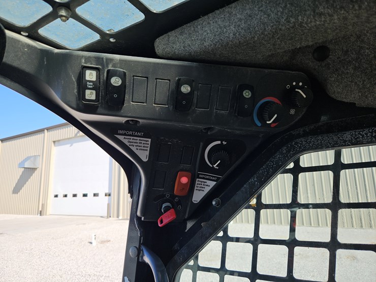 2022-deere-318g-image-12