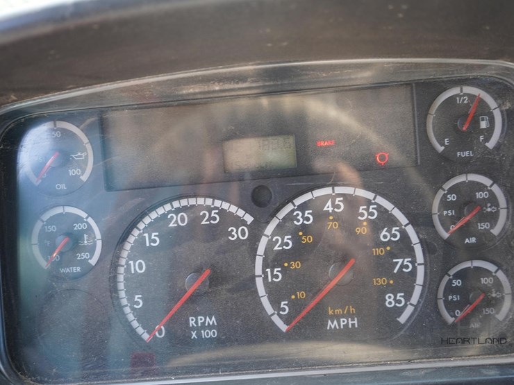 2007-freightliner-business-class-m2-106-image-3