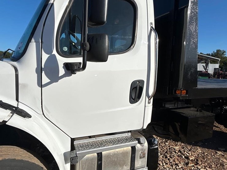 2018-freightliner-business-class-m2-106-image-7