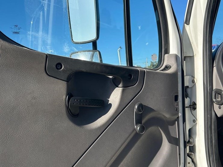 2018-freightliner-business-class-m2-106-image-38