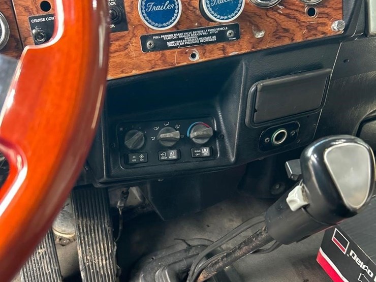 2000-peterbilt-379-image-53