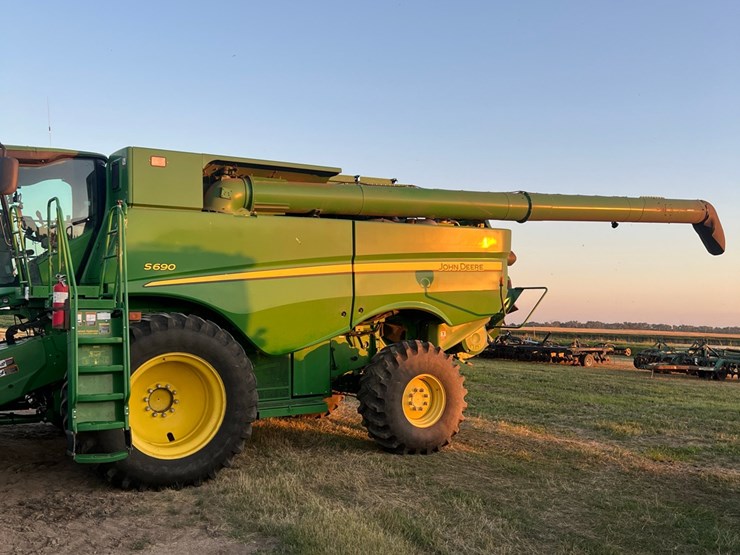 2013-john-deere-s690-image-3