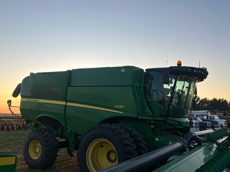 2013-john-deere-s690-image-9