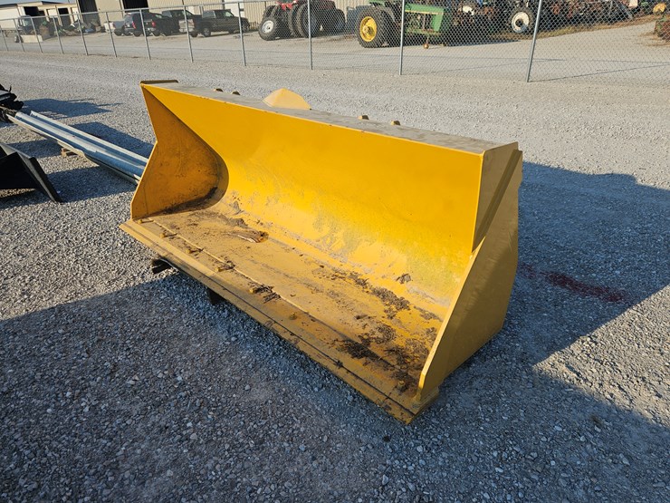#203721-•-john-deere-3102-smooth-bucket-image-1