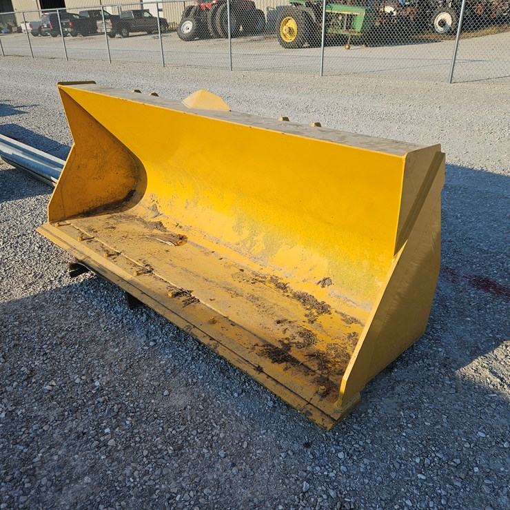 #203721 • John Deere 3102 Smooth Bucket