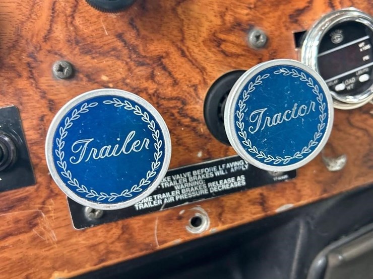 2000-peterbilt-379-image-57