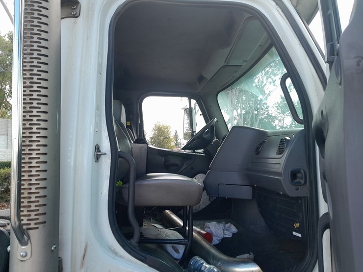 2014-freightliner-114sd-image-5