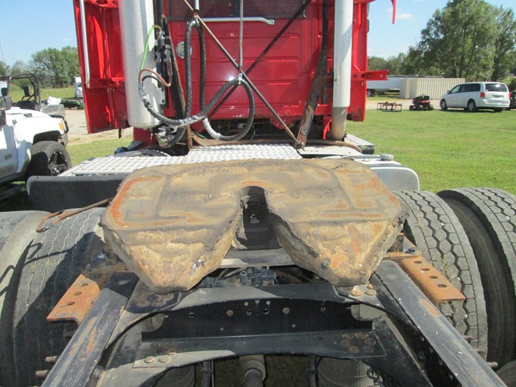 2011-volvo-acl64-image-9