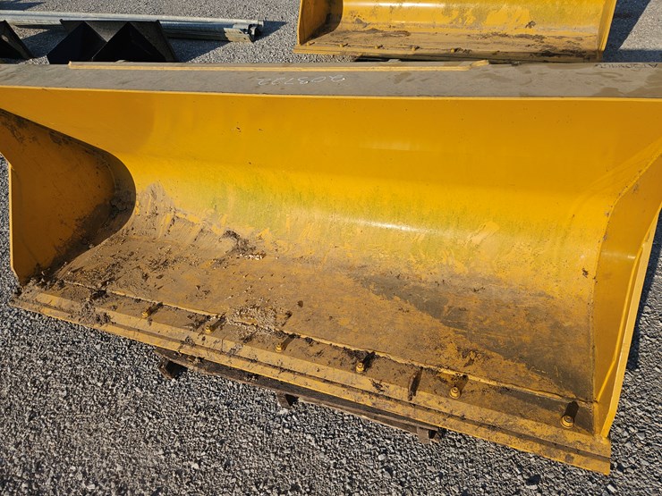 #203722-•-john-deere-3102-smooth-bucket-image-2