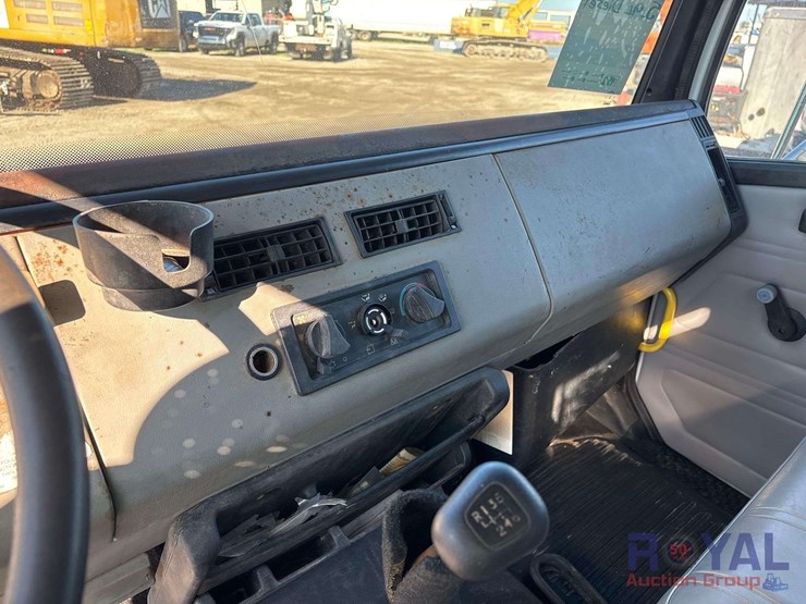 2000-freightliner-fl70-image-16
