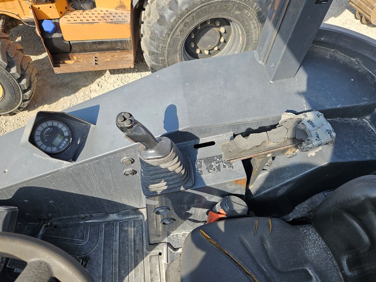 deere-204l-image-12