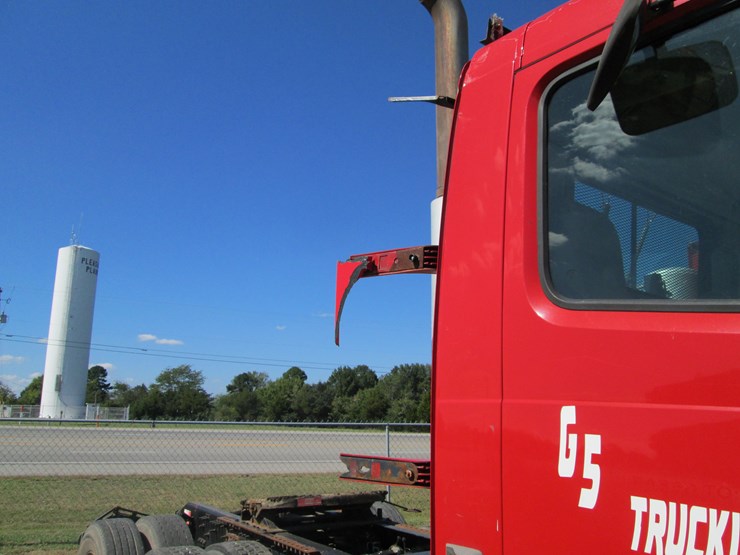 2011-volvo-acl64-image-21