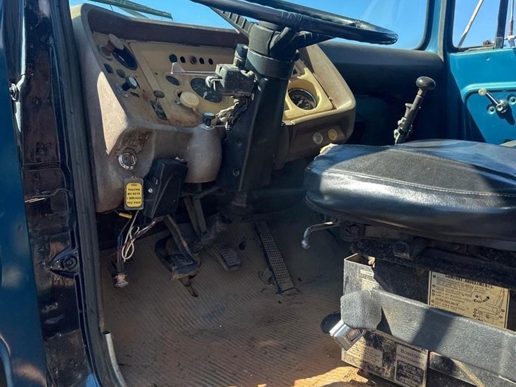 1982-ford-8000-image-16