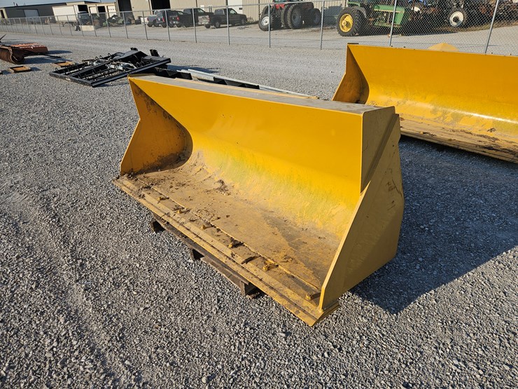 #203722-•-john-deere-3102-smooth-bucket-image-1