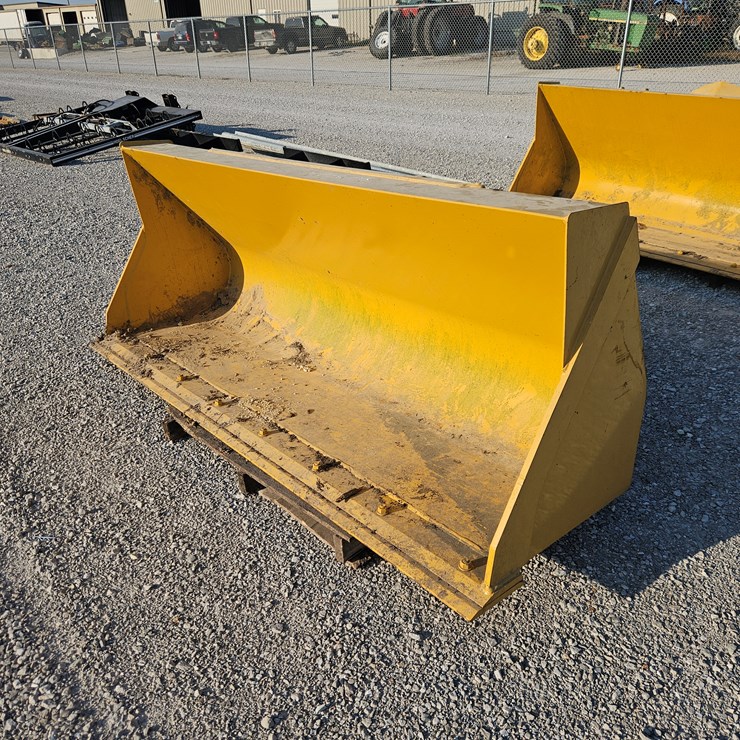 #203722 • John Deere 3102 Smooth Bucket