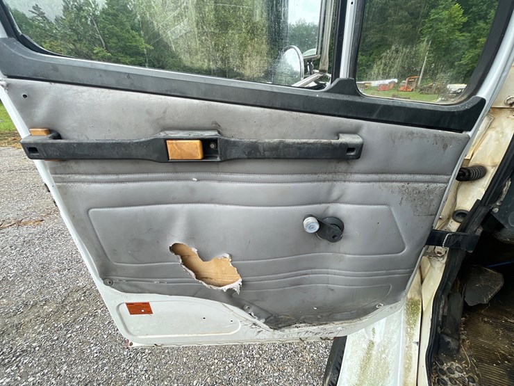 1996-freightliner-fl112-image-10
