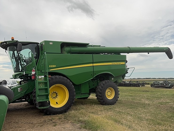2013-john-deere-s690-image-1