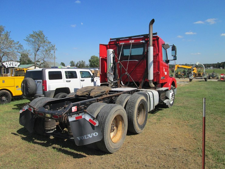 2011-volvo-acl64-image-3