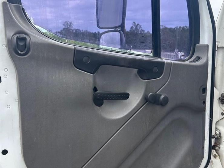 2003-freightliner-business-class-m2-106-image-37