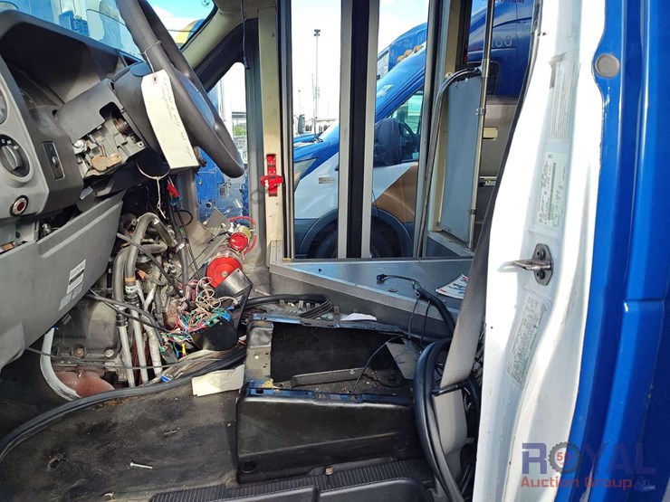 2017-ford-e450-image-32