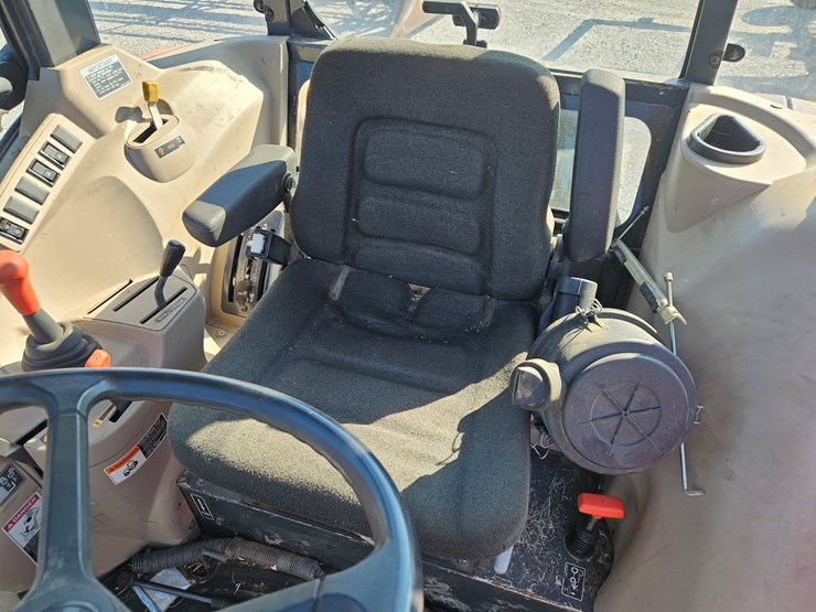 2010-kubota-m7040-image-8
