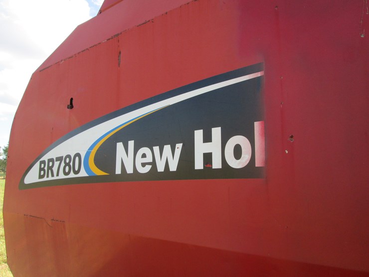new-holland-br780-image-9