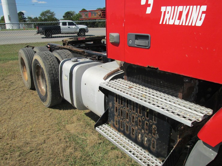 2011-volvo-acl64-image-20