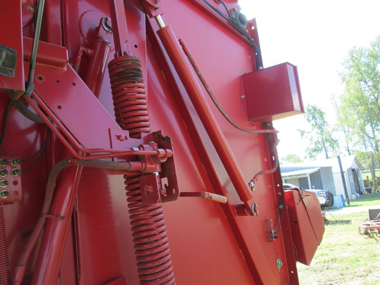 new-holland-br780-image-24