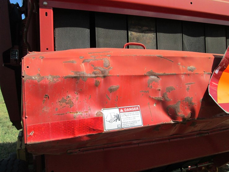 new-holland-br780-image-5