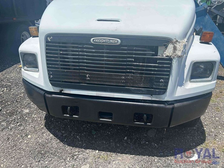 2000-freightliner-fl70-image-36