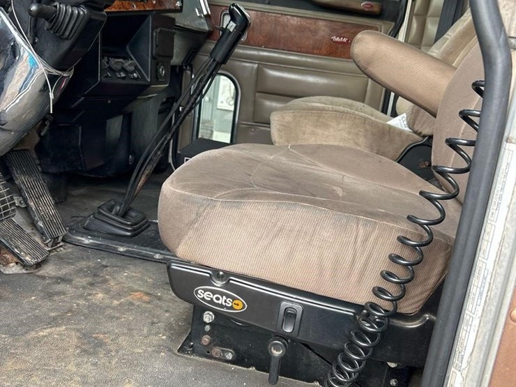 2000-peterbilt-379-image-48
