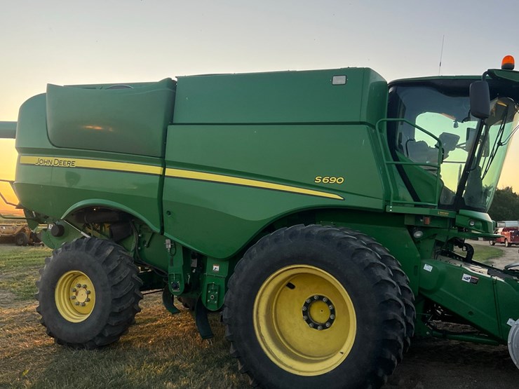 2013-john-deere-s690-image-11