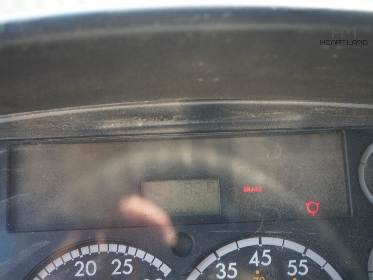 2007-freightliner-business-class-m2-106-image-2