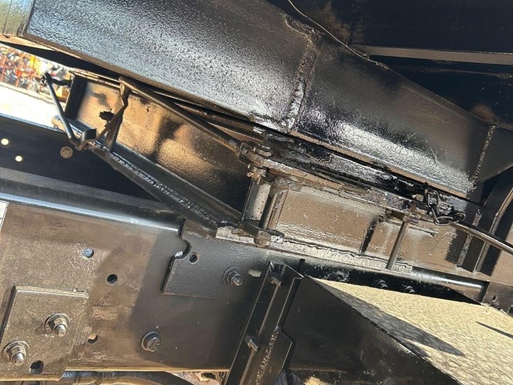 2018-freightliner-business-class-m2-106-image-11