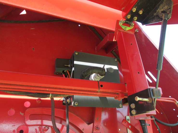 new-holland-br780-image-18