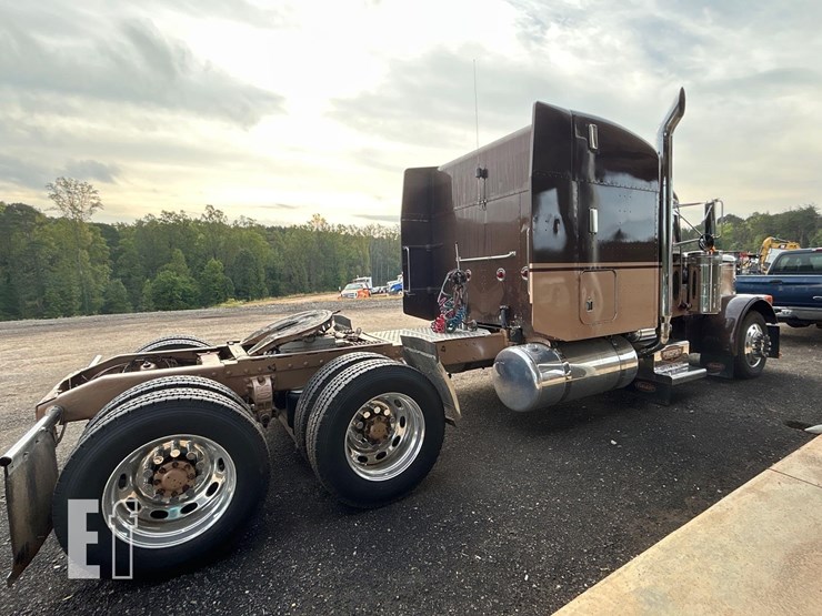 2000-peterbilt-379-image-3