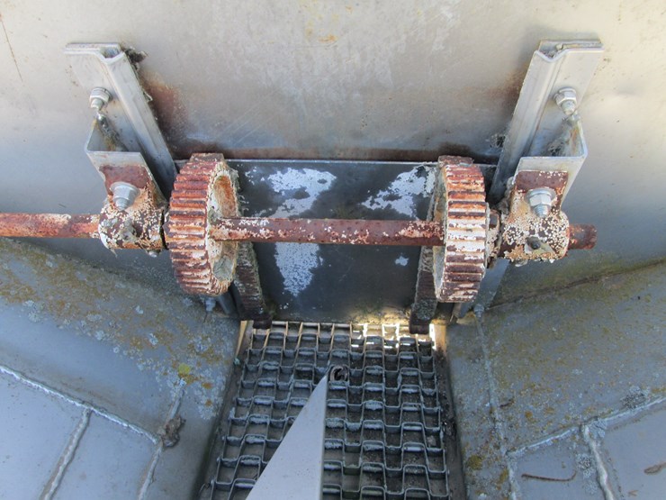 #29516-•-pull-type-fertilizer-buggy-image-12