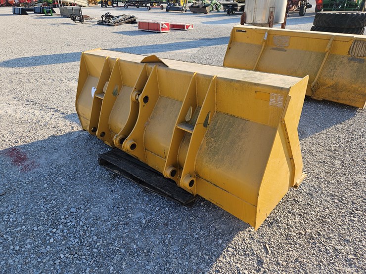 #203721-•-john-deere-3102-smooth-bucket-image-4