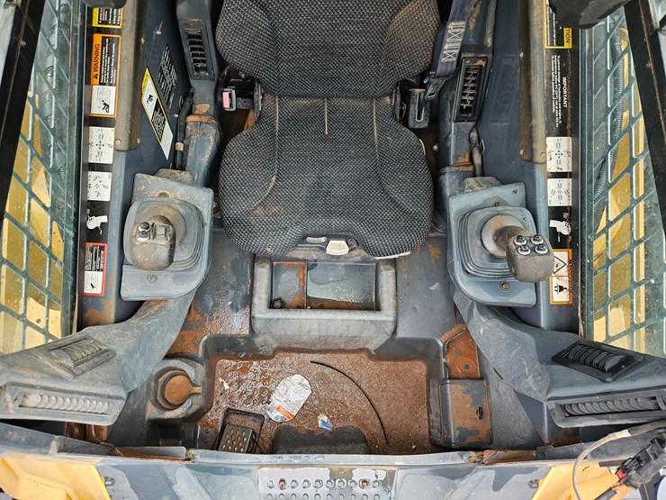 2011-deere-333d-image-9