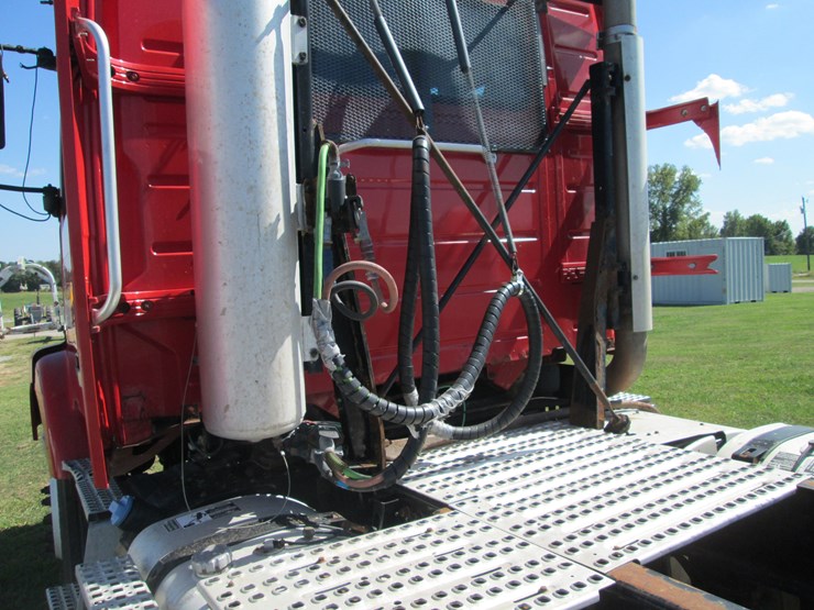 2011-volvo-acl64-image-13