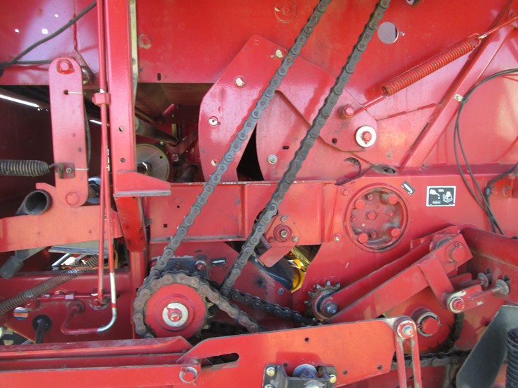 new-holland-br780-image-22