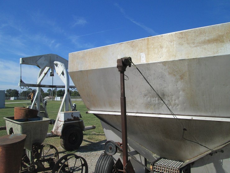 #29516-•-pull-type-fertilizer-buggy-image-20