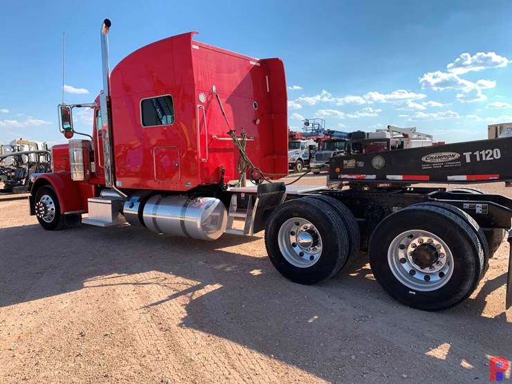 2019-peterbilt-389-image-9