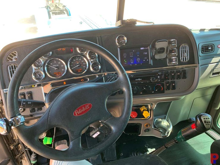 2019-peterbilt-389-image-11