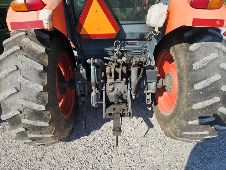 2010-kubota-m7040-image-15