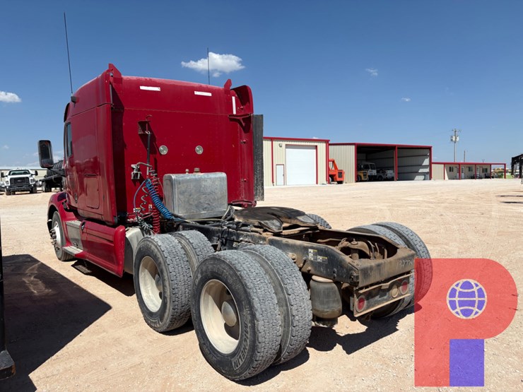 2012-peterbilt-587-image-2