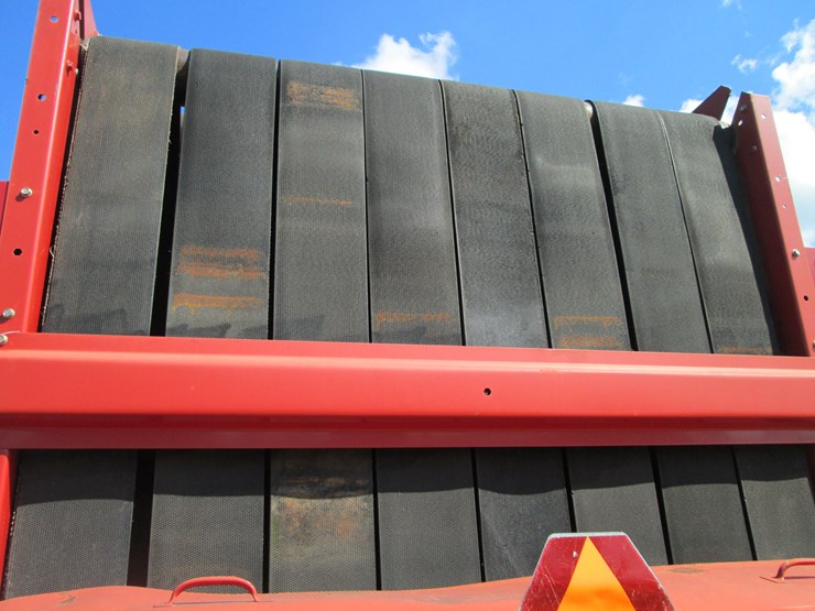 new-holland-br780-image-11