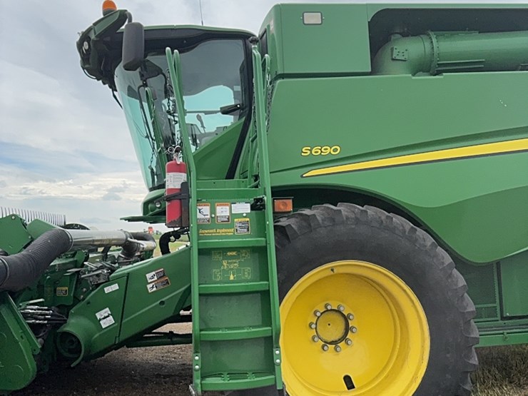 2013-john-deere-s690-image-41