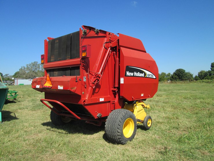 new-holland-br780-image-3
