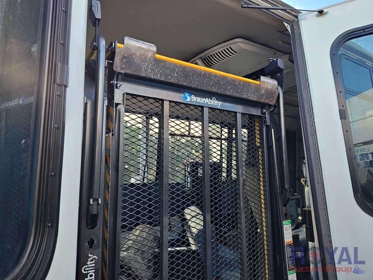 2017-ford-e450-image-15
